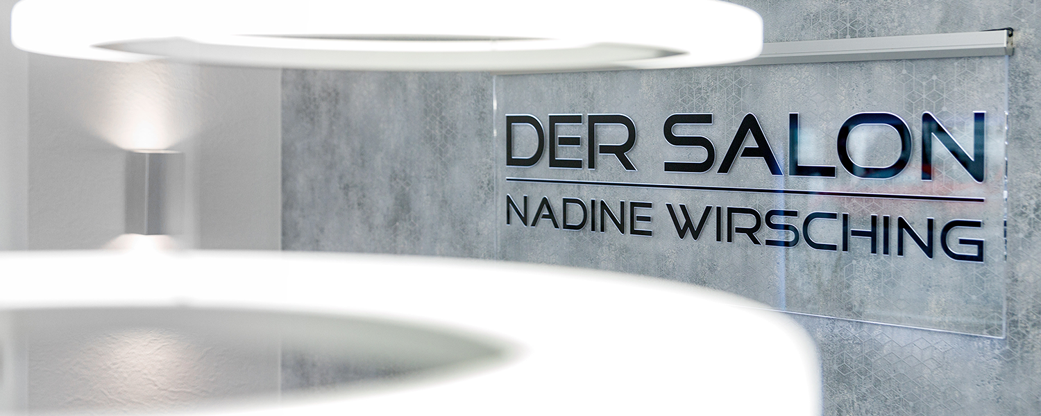 empfang-salon-nadine-wirsching-berlin.jpg Moderner Empfangsbereich des Salon Nadine Wirsching in Würzburg mit stilvoller Rezeption und Salon-Logo.