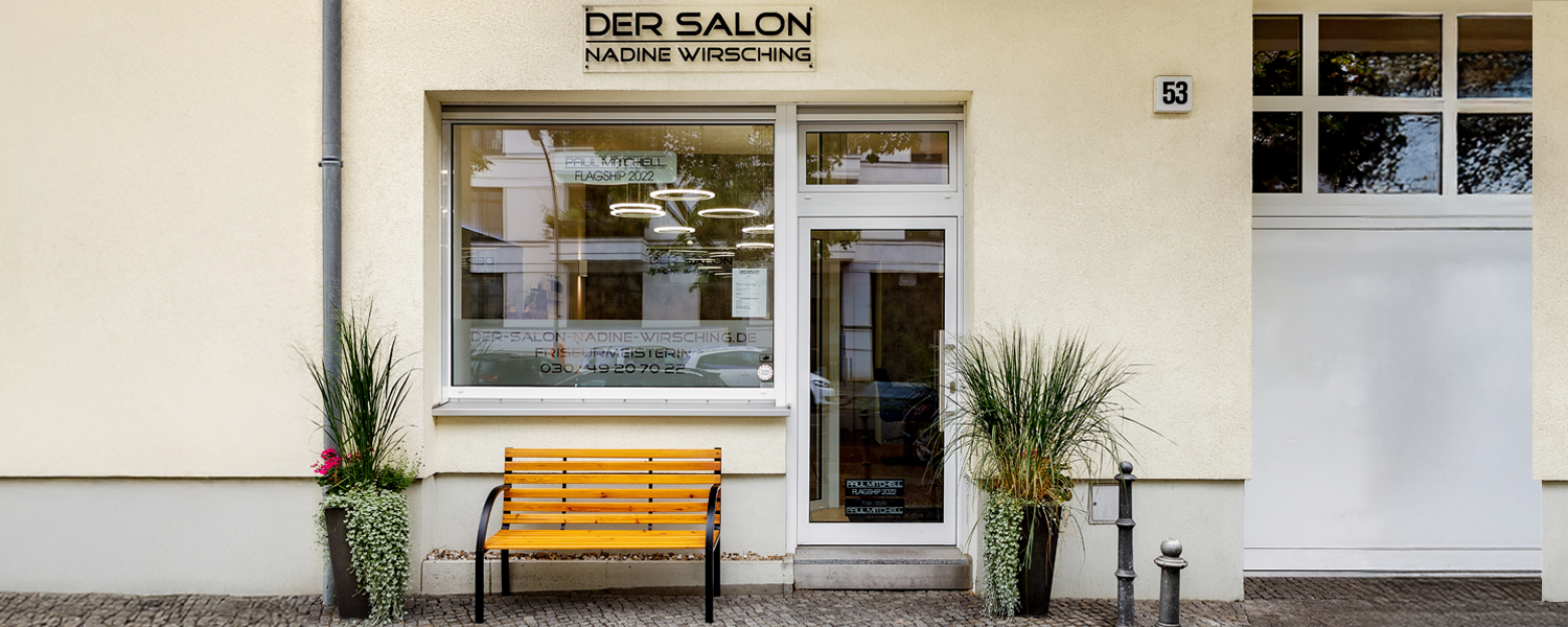 aussenansicht-salon-nadine-wirsching-berlin-wilmersdorf.jpg Außenansicht des Salon Nadine Wirsching in Berlin-Wilmersdorf mit modernem Eingangsbereich, Schaufenster und einladender Atmosphäre.
