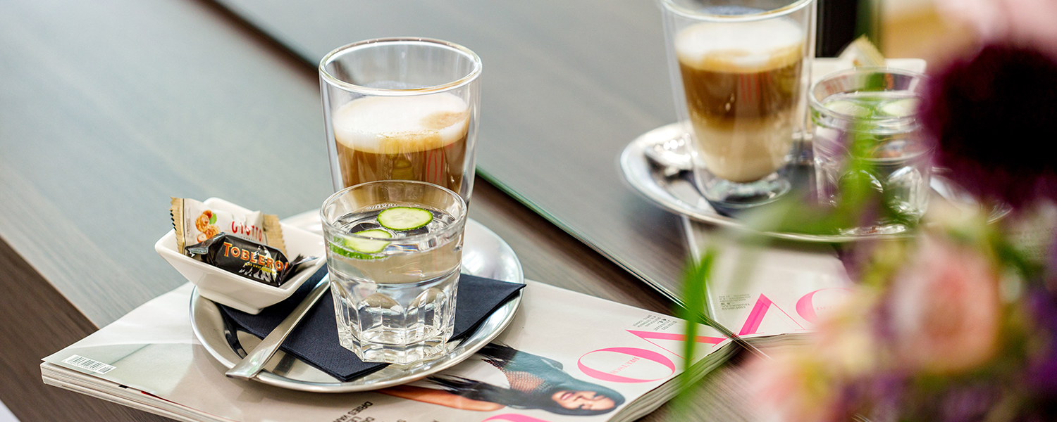 espresso-service-wohlfuehlatmosphaere-salon-nadine-wirsching.jpg Espresso, Wasser und süße Aufmerksamkeit im Salon Nadine Wirsching – persönlicher Service und entspannte Wohlfühlatmosphäre beim Friseurbesuch.