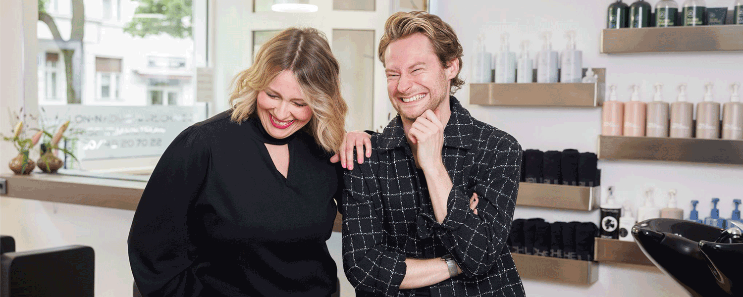 nadine-wirsching-felix-saringer-friseursalon-berlin.jpg Nadine Wirsching und Felix Saringer im modernen Friseursalon in Würzburg – professionelle Haarberatung, individuelles Styling und hochwertige Haarpflege.